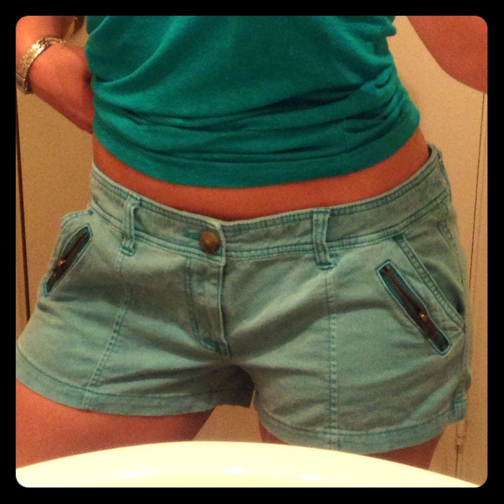 AE shorts in a beautiful teal color. BNWOT (worn once), in perfect condition! 🩵